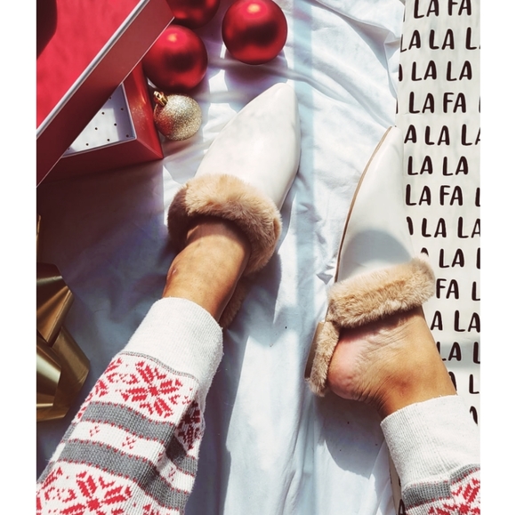 🚨Holiday Collection 💫🌲 WHITE FUR FLATS - Picture 5 of 8